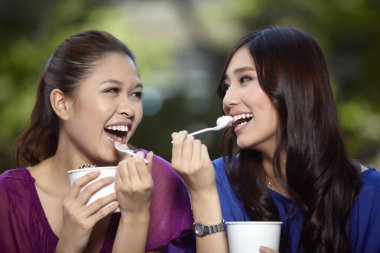 dondurma yiyen kadınlar