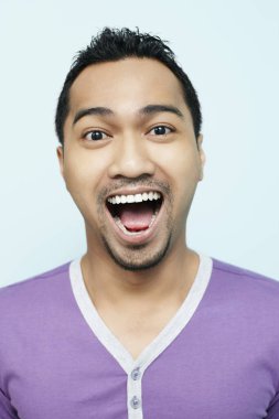 Adam stüdyo geçmişine şaşırmış görünüyor.