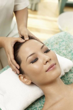 Yüz masajından hoşlanan kadın