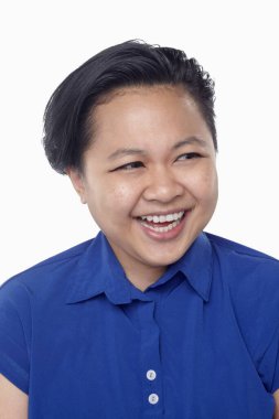 Beyaz arka planda izole edilmiş bir kadının yüz ifadesi