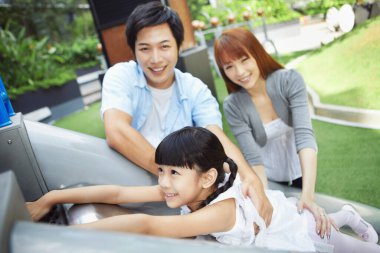 Anne ve baba ile kızı oynamaya