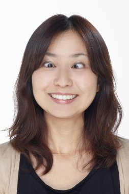 Beyaz arka planda izole edilmiş bir kadının yüz ifadesi