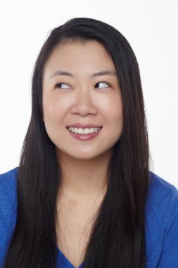 Beyaz arka planda izole edilmiş bir kadının yüz ifadesi