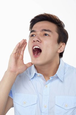 Beyaz arka planda izole edilmiş bir adamın yüz ifadesi