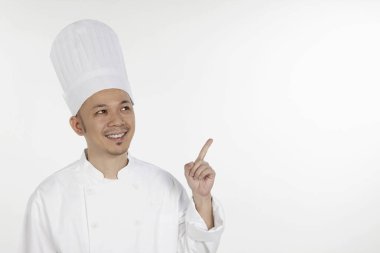 İşaret parmağıyla el kol hareketi yapan Asyalı şef