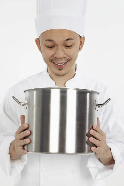 Surpris Chef Asiatique Regardant Dans Pot Ragoût — Photo