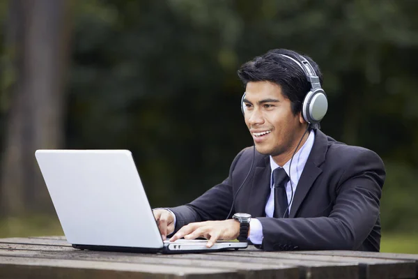 Joven Hombre Negocios Asiático Usando Ordenador Portátil Mientras Escucha Música —  Fotos de Stock