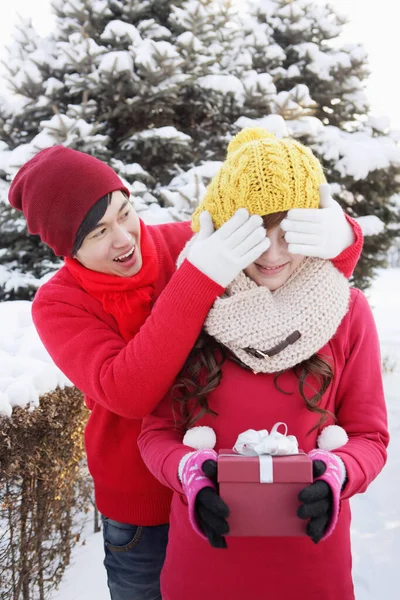 Hombre Dando Mujer Regalo Sorpresa — Foto de Stock