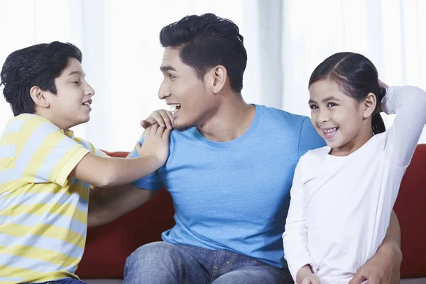 Vader Praat Met Zijn Kinderen — Stockfoto