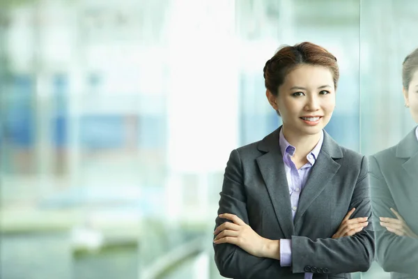 Businesswoman Smiling Camera Arms Crossed — Stock Photo, Image