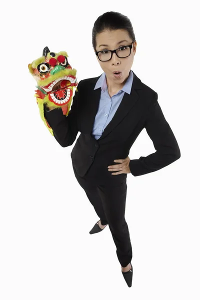 Mitte Erwachsene Geschäftsfrau Spielt Mit Chinesischem Löwenspielzeug — Stockfoto