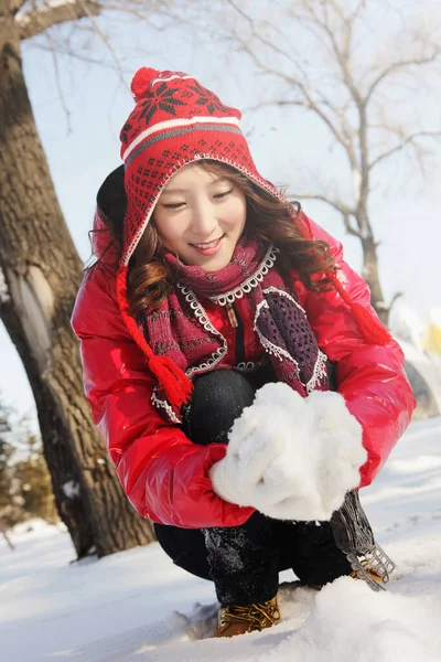 穿着保暖衣服的女人做雪球 — 图库照片