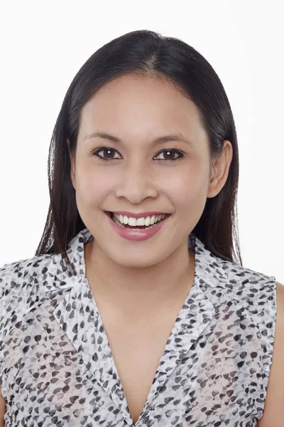 Beyaz arka planda izole edilmiş bir kadının yüz ifadesi