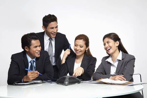 Zakenmannen Zakenvrouwen Die Een Teleconferentiegesprek Hebben — Stockfoto