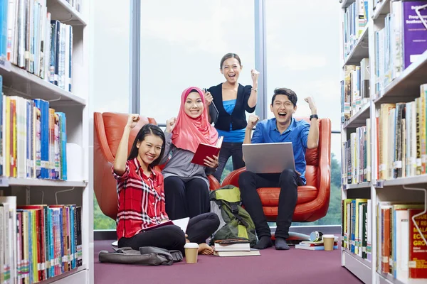 Studenci Mający Grupę Analityczną Bibliotece — Zdjęcie stockowe