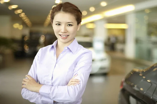 Businesswoman Smiling Arms Crossed — Stock Photo, Image