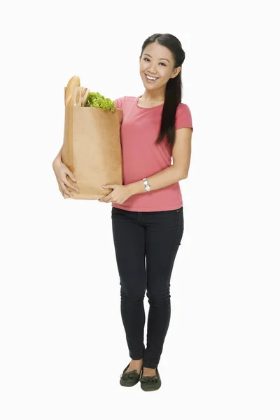 食料品の袋を持っている女性 — ストック写真