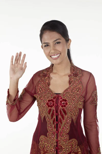Mulher Baju Kebaya Sorrindo Acenando Para Câmera — Fotografia de Stock