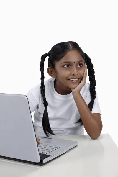 Menina Sorrindo Usando Laptop — Fotografia de Stock