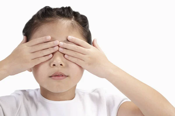 Menina Cobrindo Seus Olhos Com Mãos — Fotografia de Stock