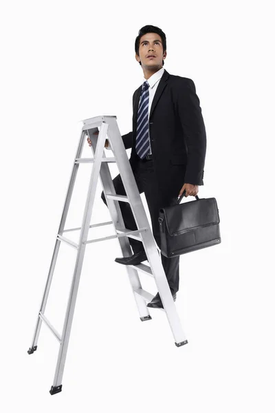 Joven Hombre Negocios Sosteniendo Maletín Subiendo Una Escalera — Foto de Stock