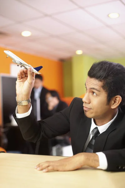 Молодой Бизнесмен Играет Моделью Самолета — стоковое фото