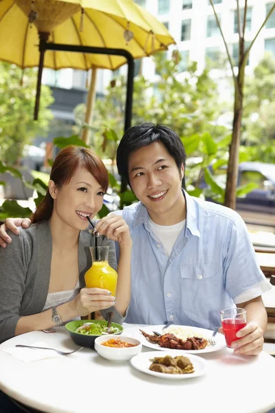 Erkek ve kadın birlikte yemek yiyorlar.