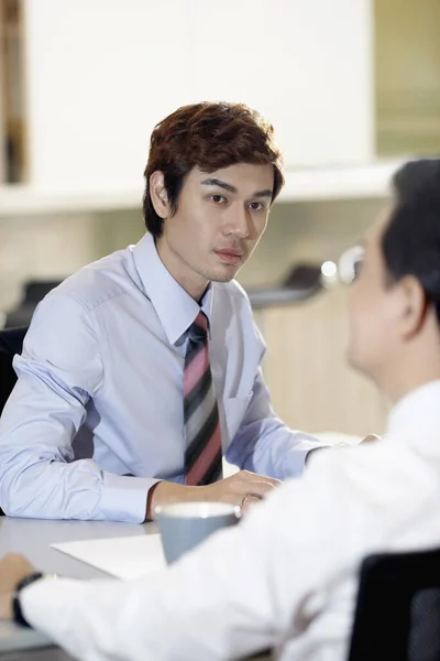 Geschäftsleute Diskutieren Bei Der Arbeit — Stockfoto