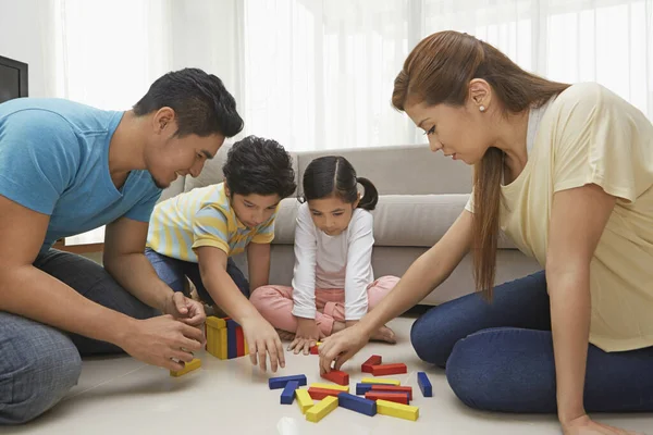 Dört kişilik aile yapı taşlarıyla oynuyor.