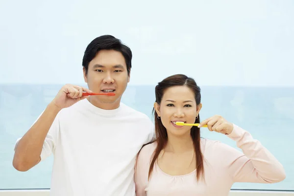 Άνδρας Και Γυναίκα Βουρτσίζουν Δόντια — Φωτογραφία Αρχείου