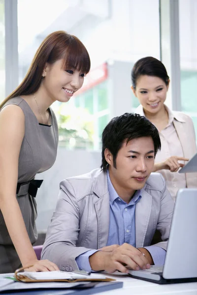 İş adamları tartışıyorlar.