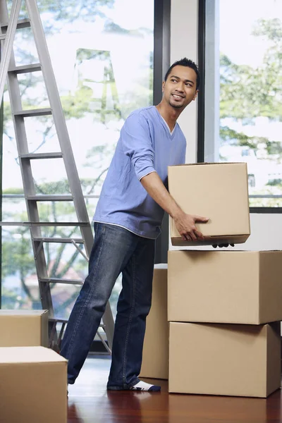 Man Moving Cardboard Box — Stock fotografie