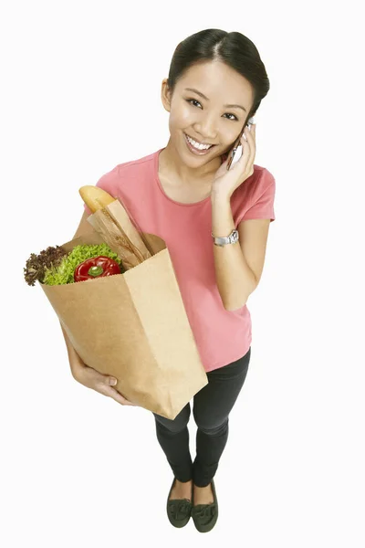 Mulher Falando Telefone Enquanto Carrega Mantimentos — Fotografia de Stock