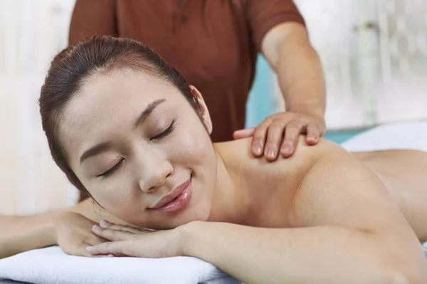 Young Woman Lying Her Front Receiving Back Massage — Stock Photo, Image
