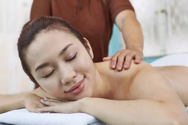 Uma Jovem Deitada Sua Frente Recebendo Uma Massagem Nas Costas — Fotografia de Stock