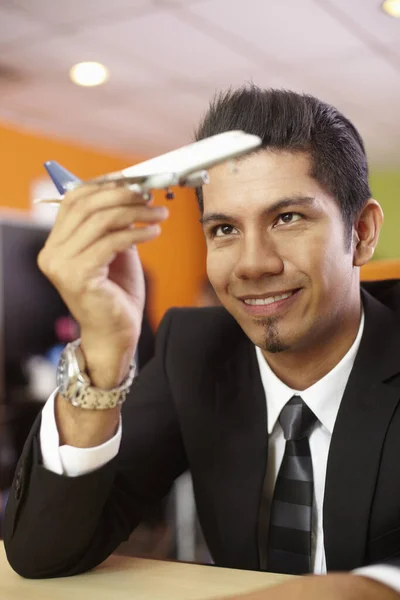 Joven Hombre Negocios Jugando Con Modelo Avión — Foto de Stock