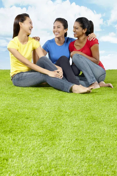 Drie Jonge Vrouwen Zitten Het Gras Kletsen — Stockfoto