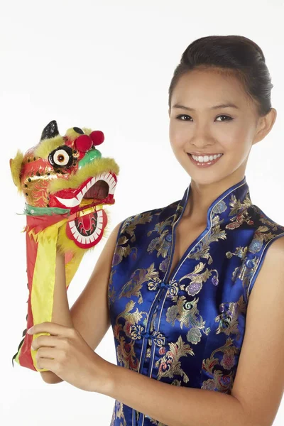 Vrouw Cheongsam Met Een Chinese Draak Speelgoed — Stockfoto