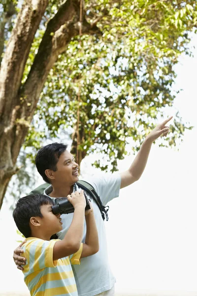 Padre Enseñando Los Hijos Usar Binoculares — Foto de Stock