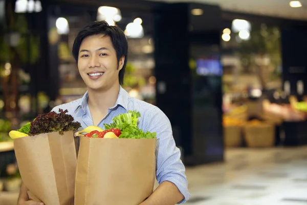 Hombre Sosteniendo Una Bolsa Comestibles — Foto de Stock