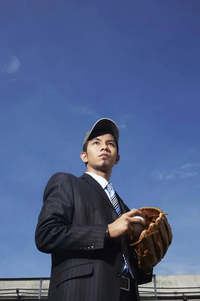 带着棒球手套和棒球帽的年轻商人 — 图库照片