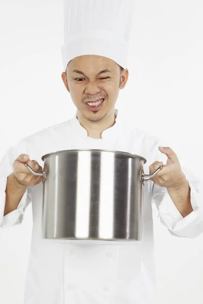 Inquiète Chef Asiatique Regardant Dans Pot Ragoût — Photo