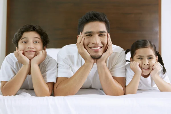 Vrolijke Familie Glimlachend Naar Camera — Stockfoto