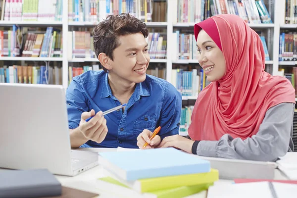 Dwóch Studentów Studiujących Razem Bibliotece — Zdjęcie stockowe