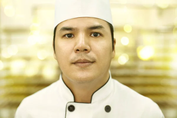 Man Chef Kok Uniform Kijkend Naar Camera — Stockfoto