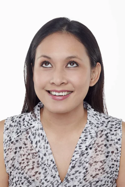 Beyaz arka planda izole edilmiş bir kadının yüz ifadesi