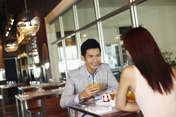 Erkek ve kadın birlikte yemek yiyorlar.