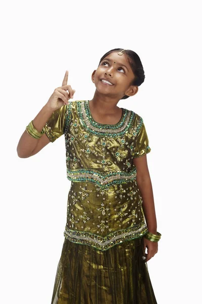 Menina Roupas Tradicionais Apontando Para Cima Com Dedo — Fotografia de Stock