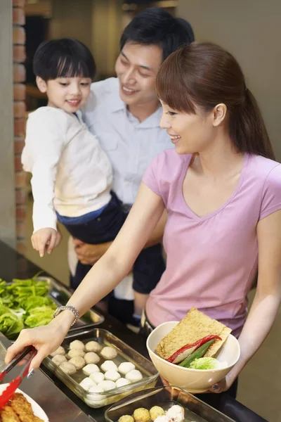 Familia Eligiendo Comida Patio Comidas — Foto de Stock