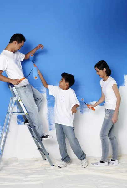 Família Jogando Enquanto Pintura Parede — Fotografia de Stock